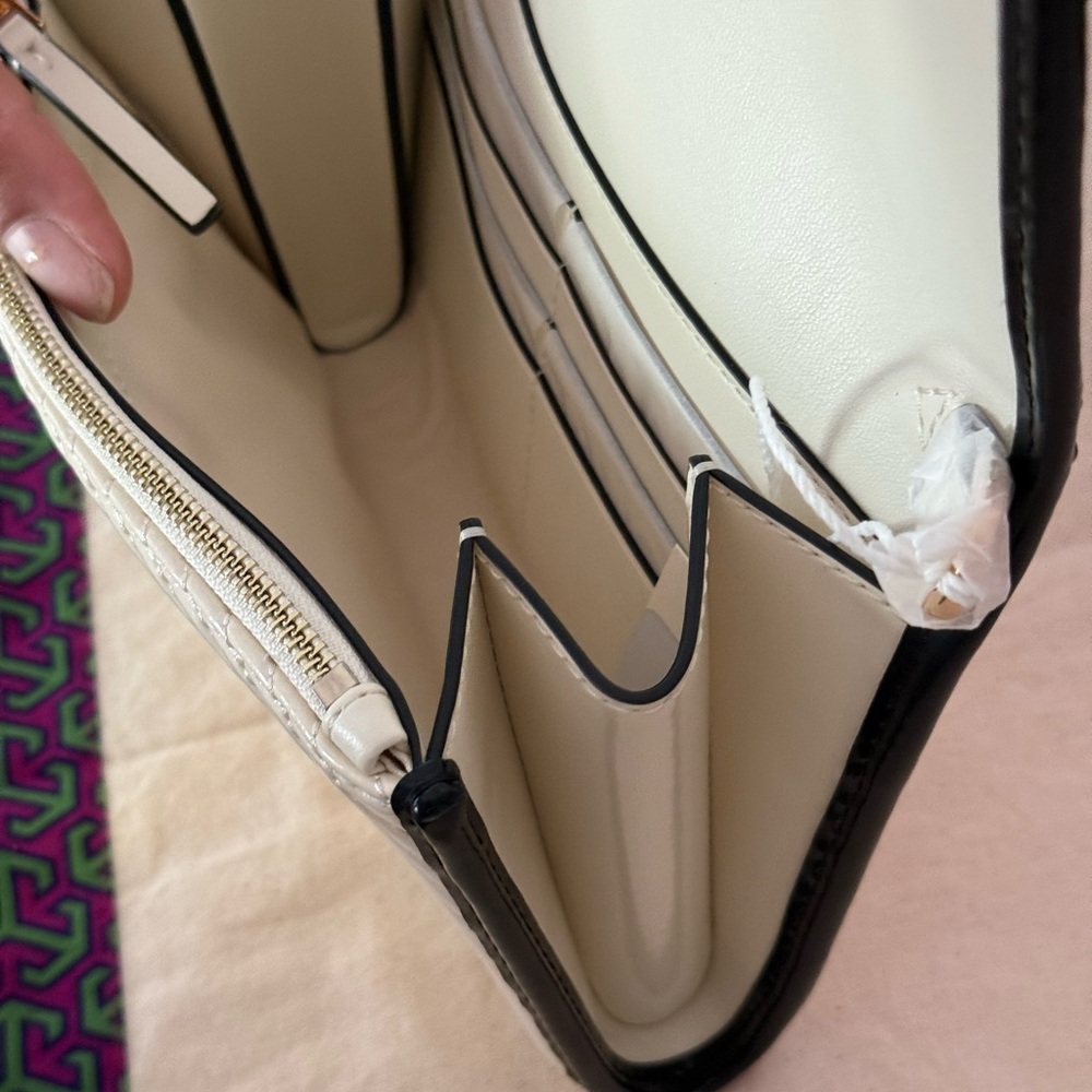 New 475! Emerson Patent Tory Burch light Cream and Black chain wallet crossbody - Picture 6 of 8